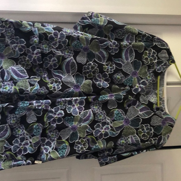 Lot of 6 scrub tops - Picture 2 of 6